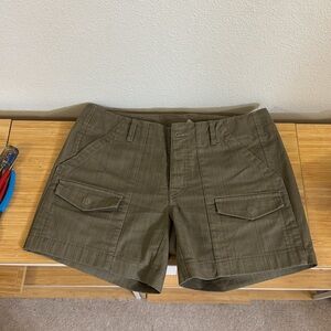 Mountain hardware olive green cargo hiking shorts mid-rise size 2 (4) runs large